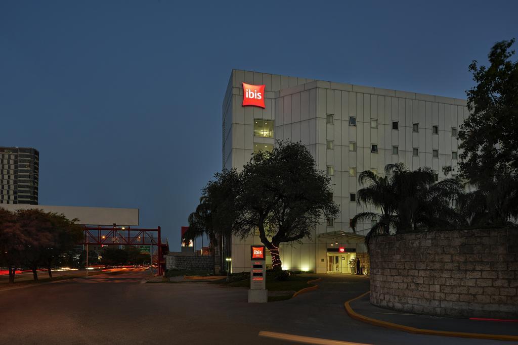 Ibis Monterrey Valle San Pedro Garza Garcia Bagian luar foto
